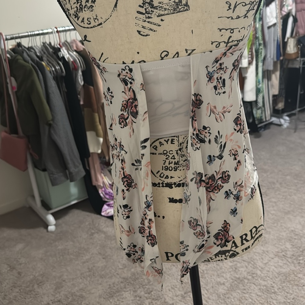 shirt tie on the back. White with flowers - Picture 2 of 8